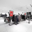 PLAKÁTTARTÓ ÁLLVÁNY LENGŐ DEKORRAL A2